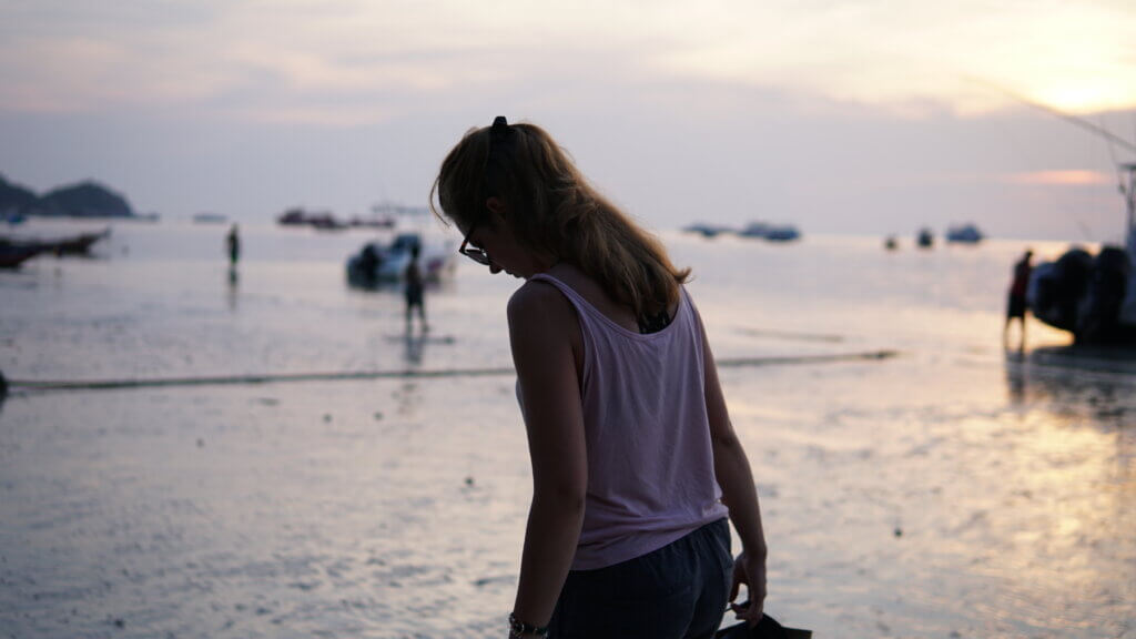 Matthea bei Sonnenuntergang am Strand in Thailand